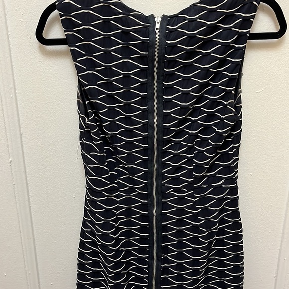 Scales pattern dress in navy - Picture 4 of 6